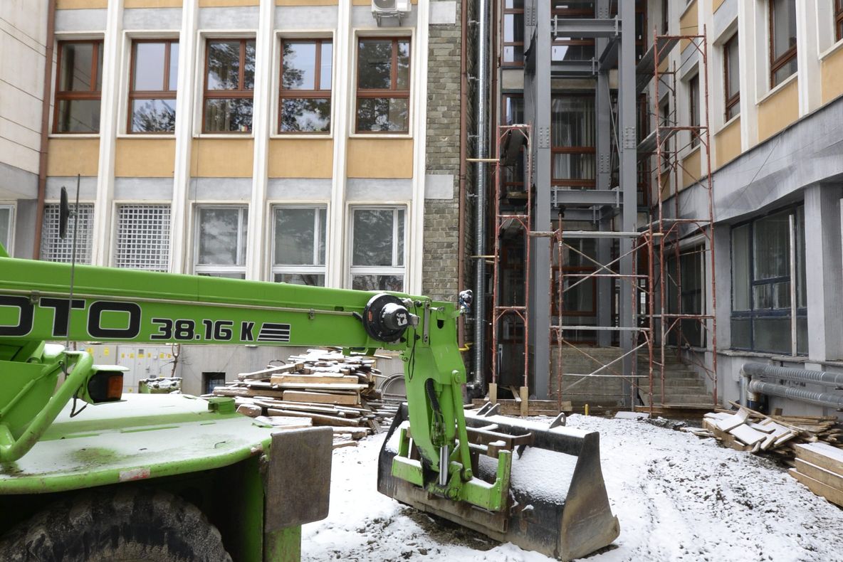 Clădirea în care își desfășoară activitatea Consiliul Județean Bistrița-Năsăud va fi dotată cu lift (FOTO)