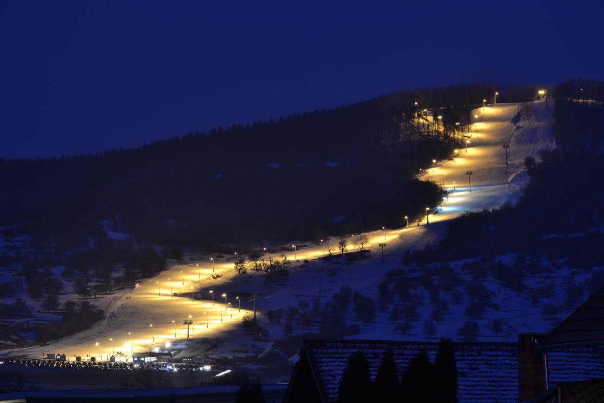 Deși a fost comparată cu pârtiile din Austria, la doar o zi de la deschiderea unui nou sezon de schi, pârtia de peste 5 milioane de euro din Bistrița prezintă semne de uzură (FOTO/VIDEO)