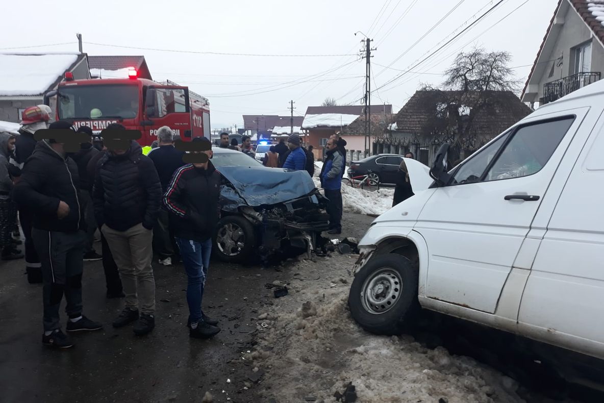 Un minor aflat la volanul unei mașini a provocat un accident rutier în care au fost implicate șase persoane