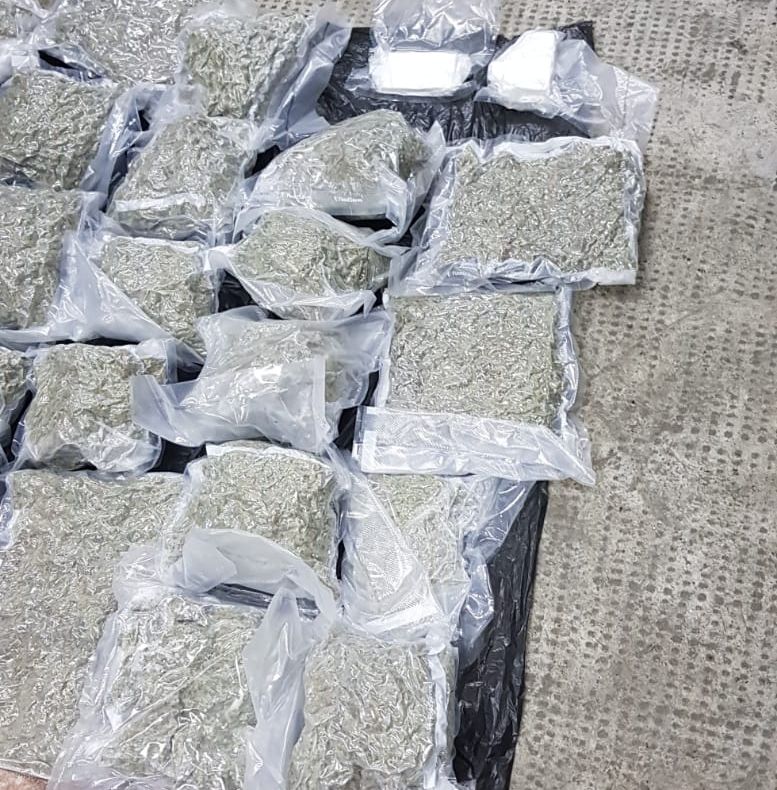 Bărbați din Bistrița-Năsăud, prinși în Vama Borș cu peste 17 kg de canabis și 350 de grame de cocaină (FOTO/VIDEO)