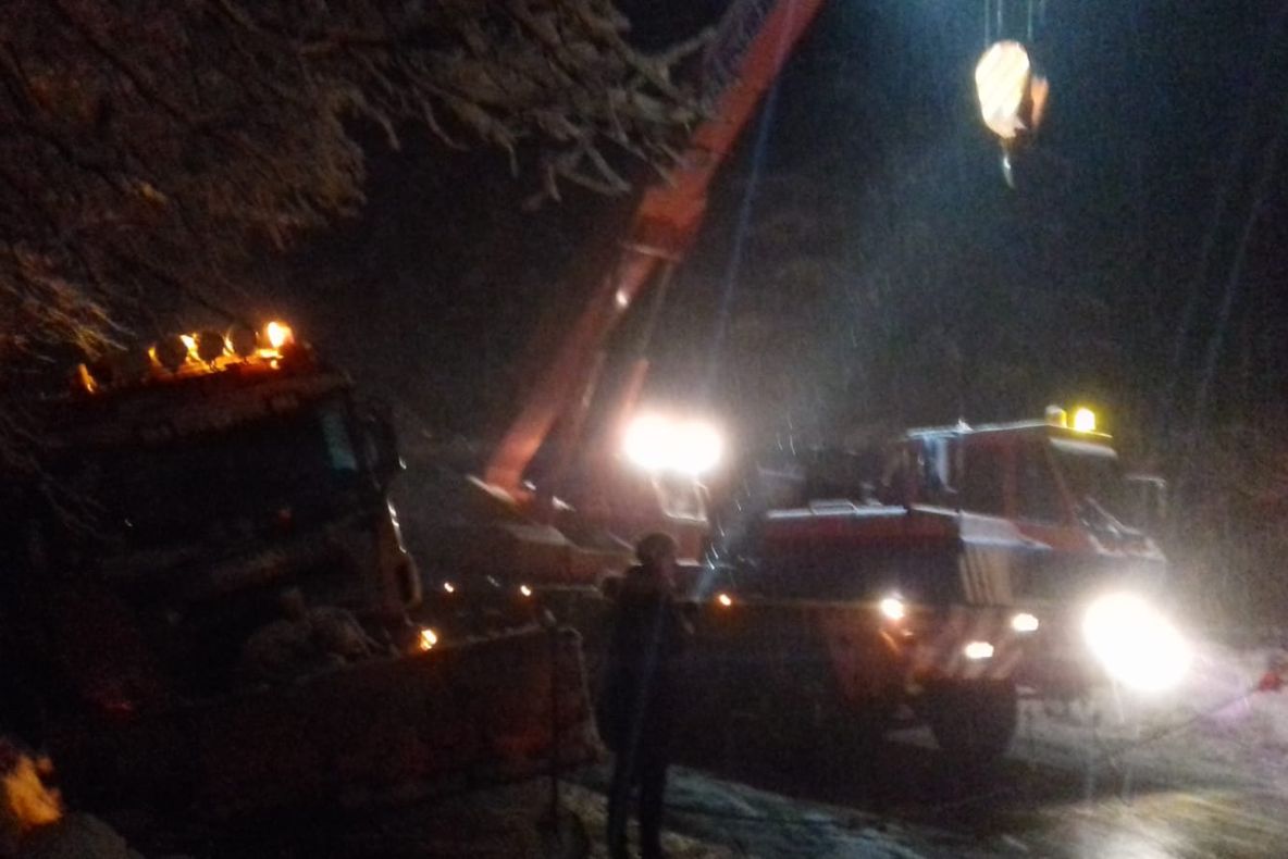 FOTO/VIDEO: Probleme în Bistrița-Năsăud din cauza ninsorilor abundente! Un utilaj de deszăpezire a ajuns în șanț, iar tirurile urcă anevoios Tihuța