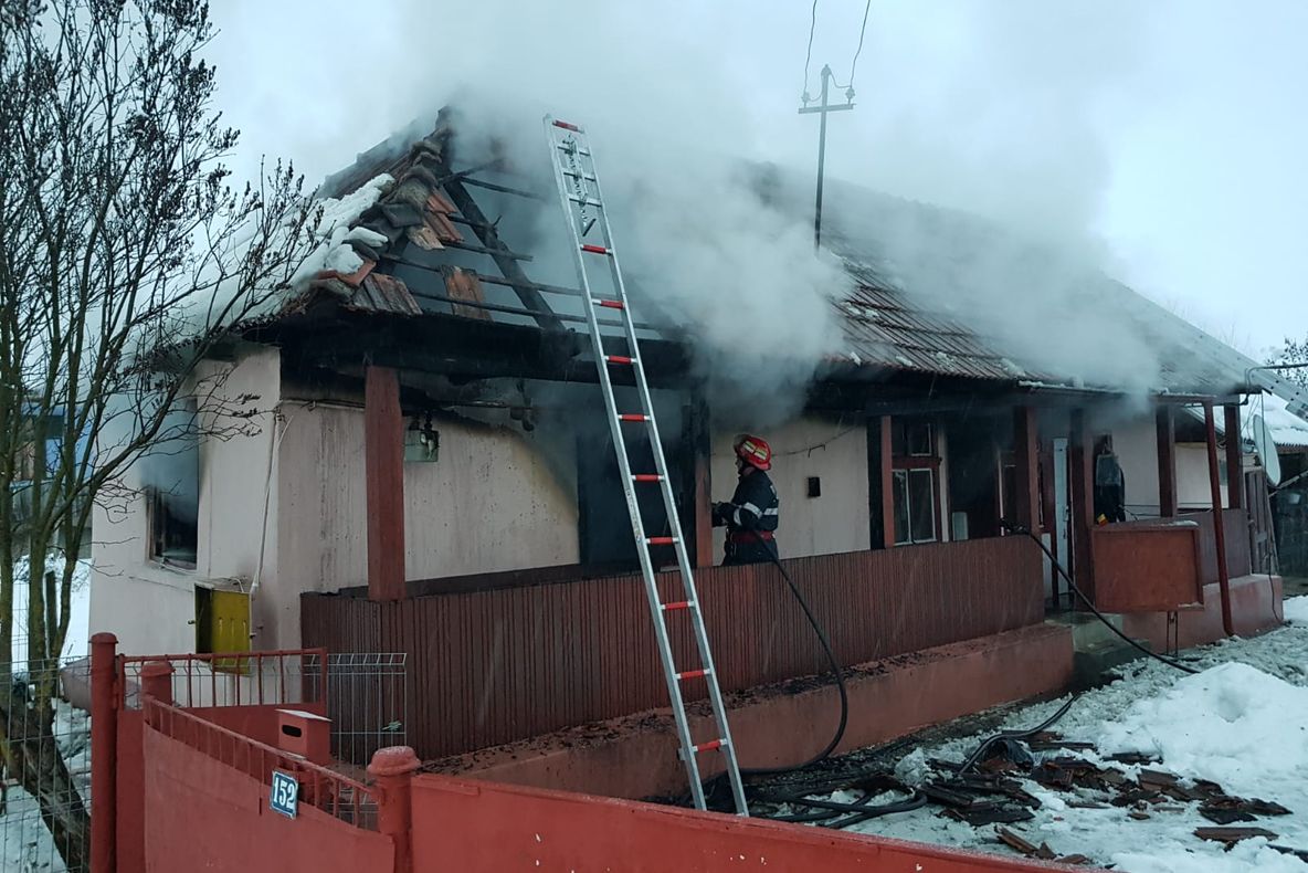 O casă dintr-un sat din Bistrița-Năsăud, afectată de un incendiu. Cauza probabilă, un scurt-circuit la rețeaua electrică