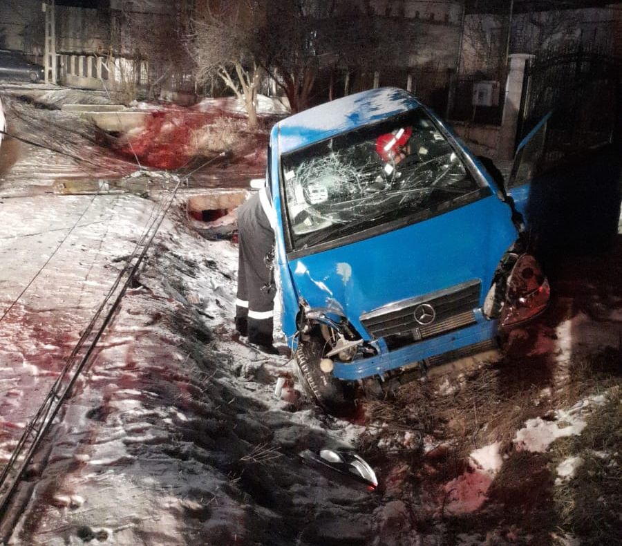 Un șofer băut a provocat un accident rutier pe un drum județean din Bistrița-Năsăud. Soția și unul dintre copii au ajuns la spital (FOTO)