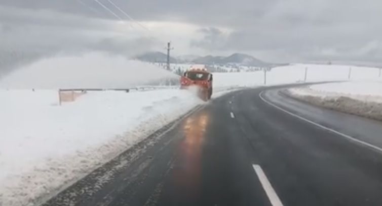 În noaptea de joi spre vineri a nins abundent și a  fost viscol în Pasul Tihuța. Se intervine cu autofreza pe DN 17 pentru a lărgi platforma drumului (VIDEO)