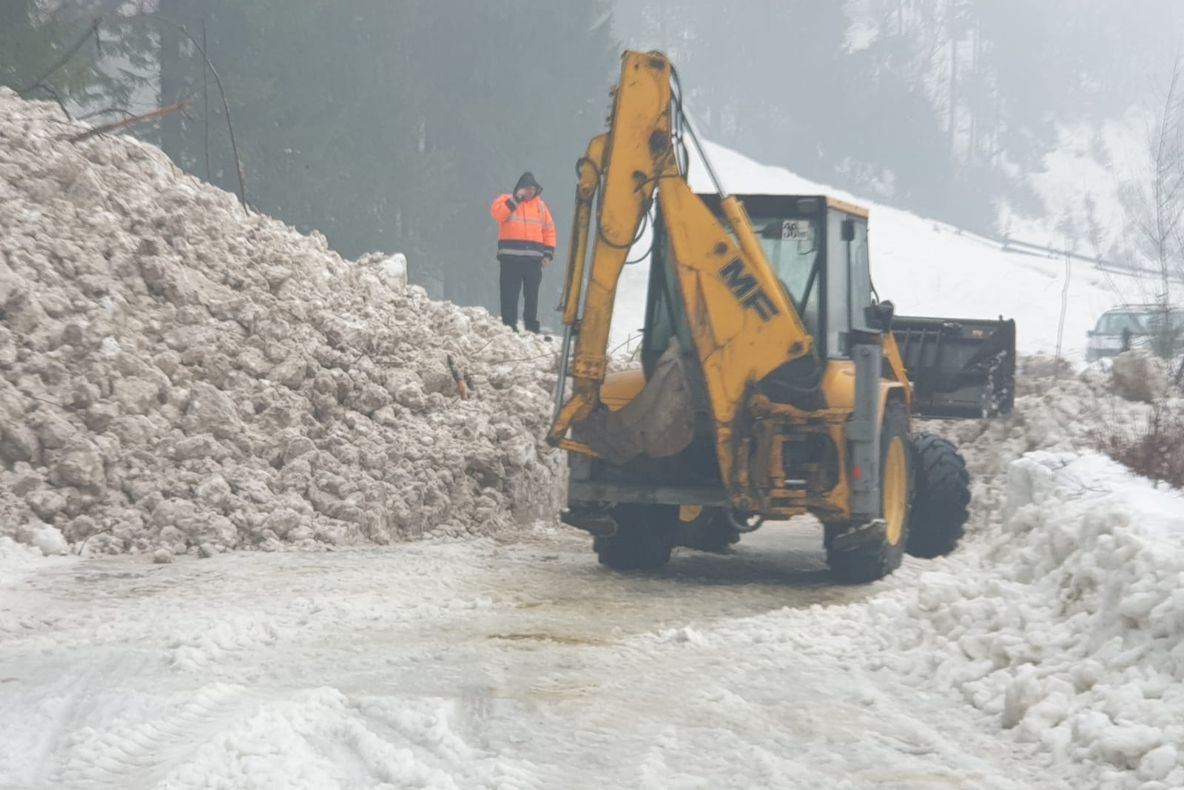 Drumul de acces spre Valea Vinului din Bistrița-Năsăud, din nou blocat din cauza căderilor masive de zăpadă (FOTO)