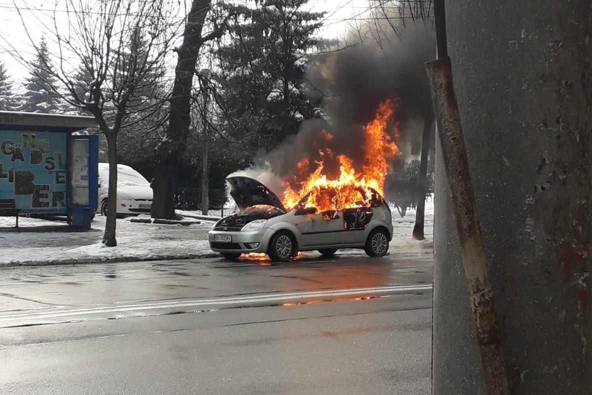 Autoturism distrus în proporție de 80 la sută după ce a fost cuprins de flăcări (FOTO/VIDEO)