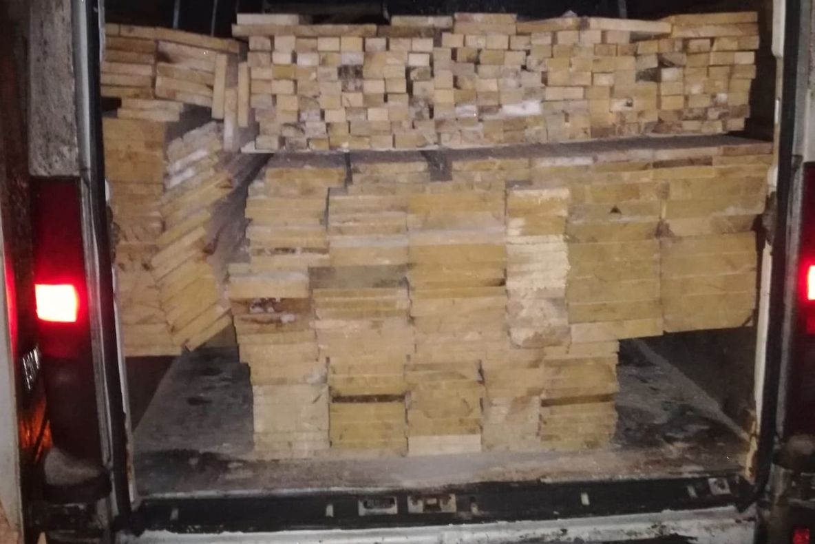 Bistrițean, amendat drastic pentru un transport ilegal de cherestea. Marfa și mașina i-au fost confiscate