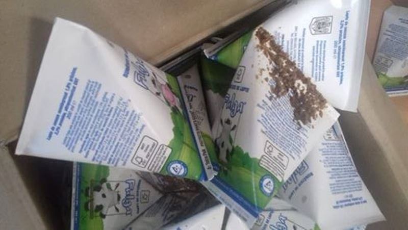 Incident ciudat într-o școală din Bistrița-Năsăud! Elevii au dat peste niște cutii de lapte, pline de viermi. Ce măsuri iau autoritățile