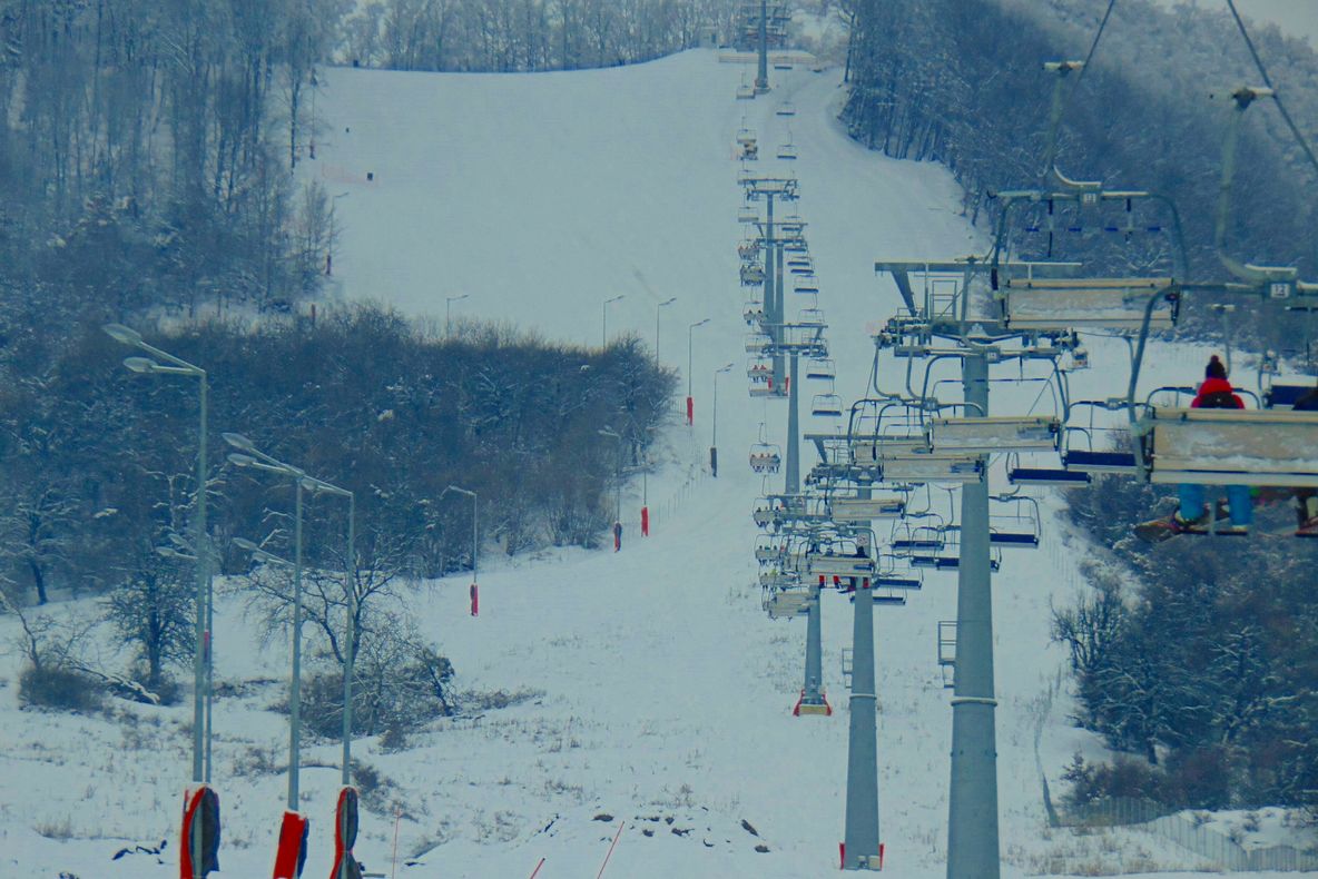 Pauze lungi și dese! Pârtia de schi din Bistrița de circa 6 milioane de euro, închisă din nou. Vezi câte zile a funcționat până acum