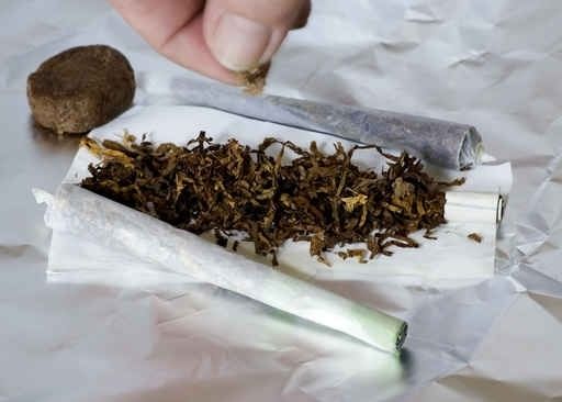 Cinci tineri din Bistrița, prinși sub influența drogurilor în plină stradă! Unul era inconștient, în zăpadă