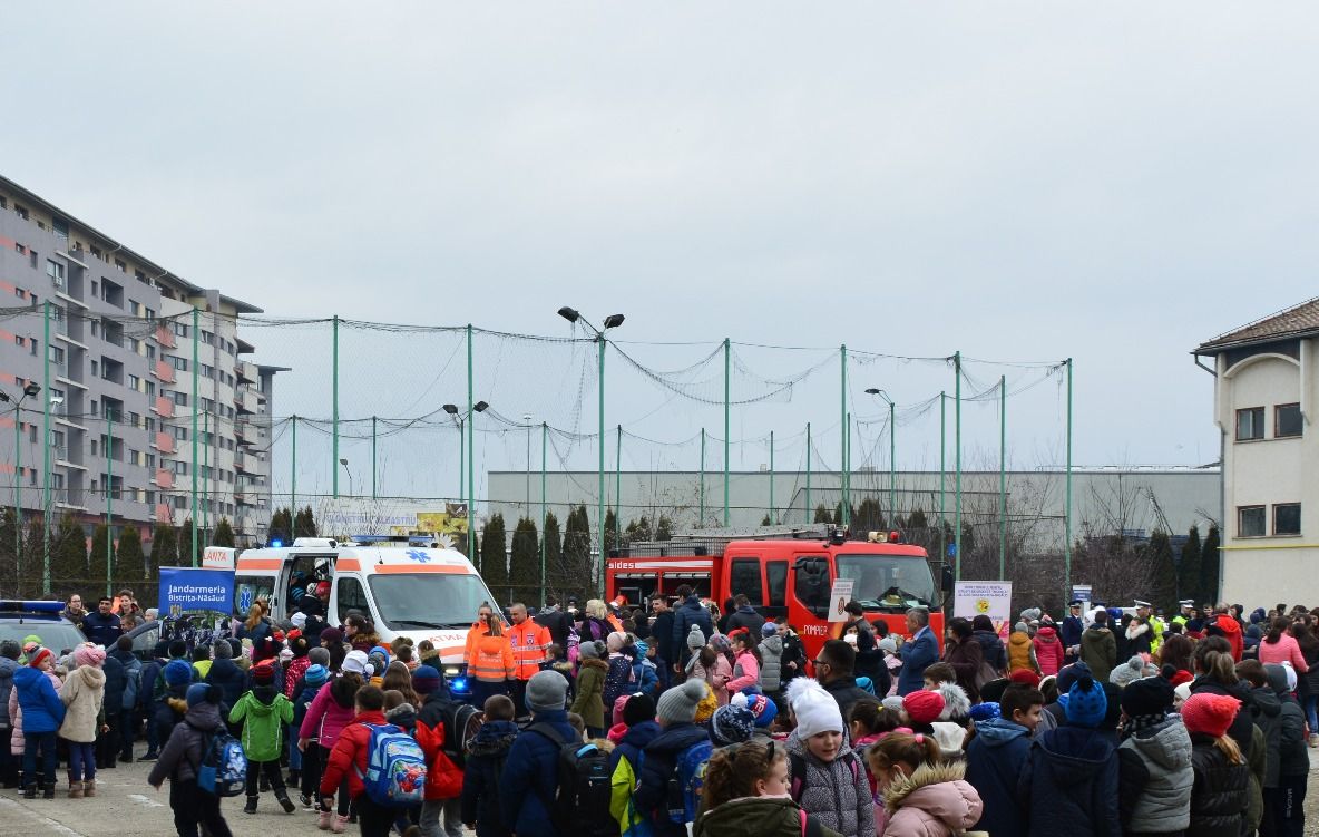 Elevii bistrițeni au primit informații utile cu privire la momentele în care pot să apeleze numărul unic pentru situații de urgență 112 (FOTO)