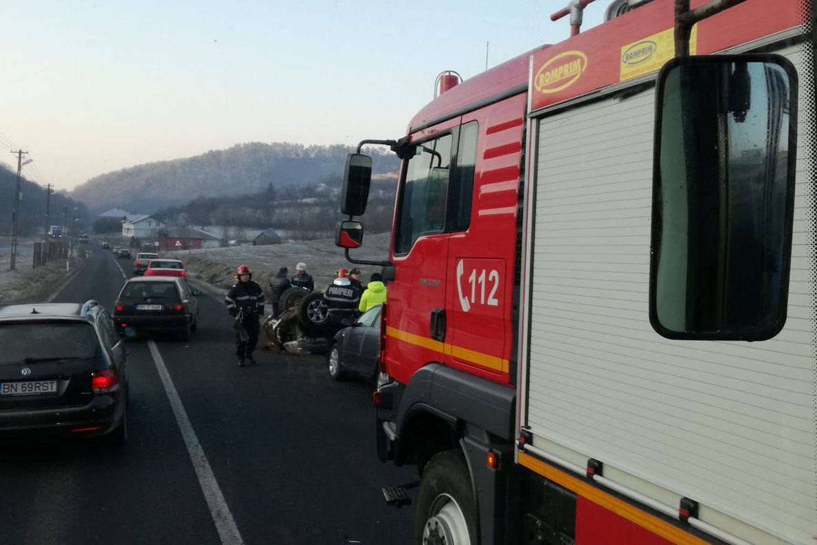 Autoturism răsturnat în afara părții carosabile, pe DN 17 C din Bistrița-Năsăud (FOTO)