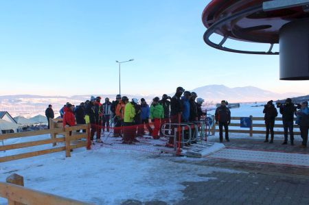 Peste 200 de cartele pentru utilizarea telescaunului , vândute în trei ore de funcționare a Pârtiei de schi Cocoș