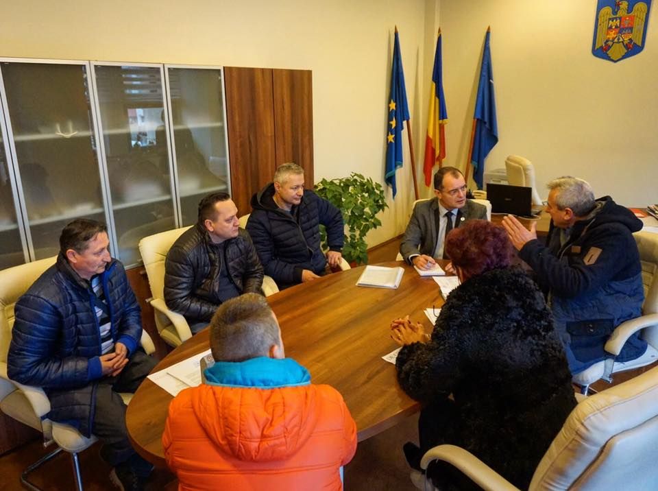 Prefectul județului Bistrița-Năsăud, Ovidiu Victor Frenț, la discuții cu reprezentanții taximetriștilor (FOTO)