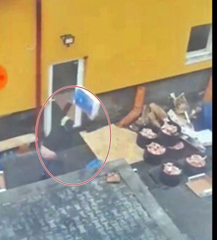 Metodă inedită pentru decongelat carnea de pui, la un restaurant din Bistrița! Un angajat o izbea de pereti și dalele din curtea localului