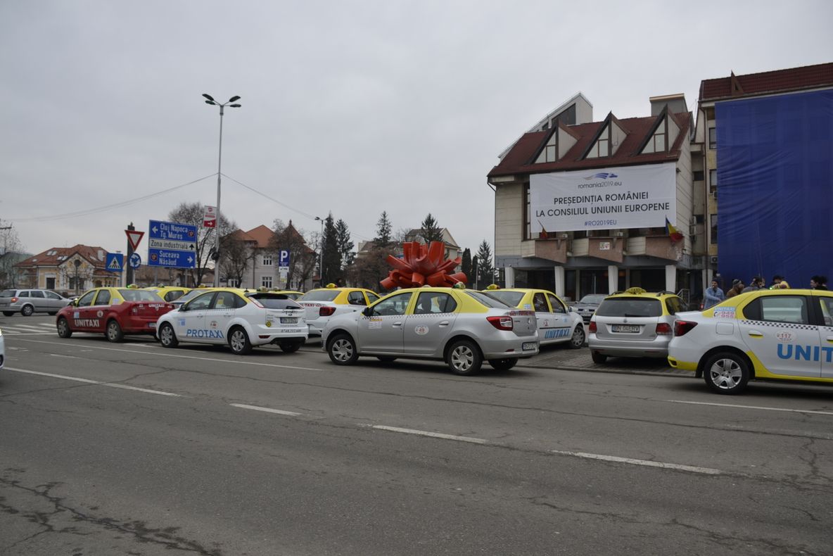 Taximetriștii din Bistrița au protestat în Piața Petru Rareș (FOTO/VIDEO)