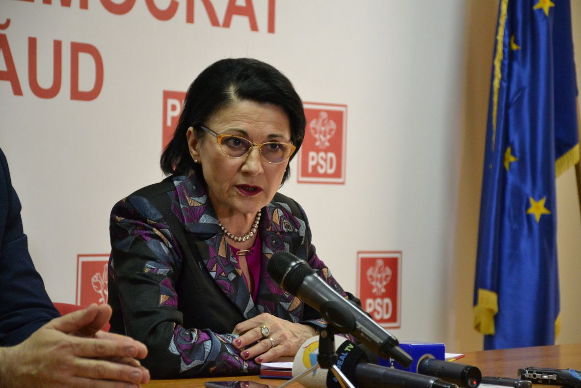 Ministrul Ecaterina Andronescu susține că nu militează pentru introducerea uniformelor școlare, ci pentru alegerea unei ținute prin care să se distingă elevii