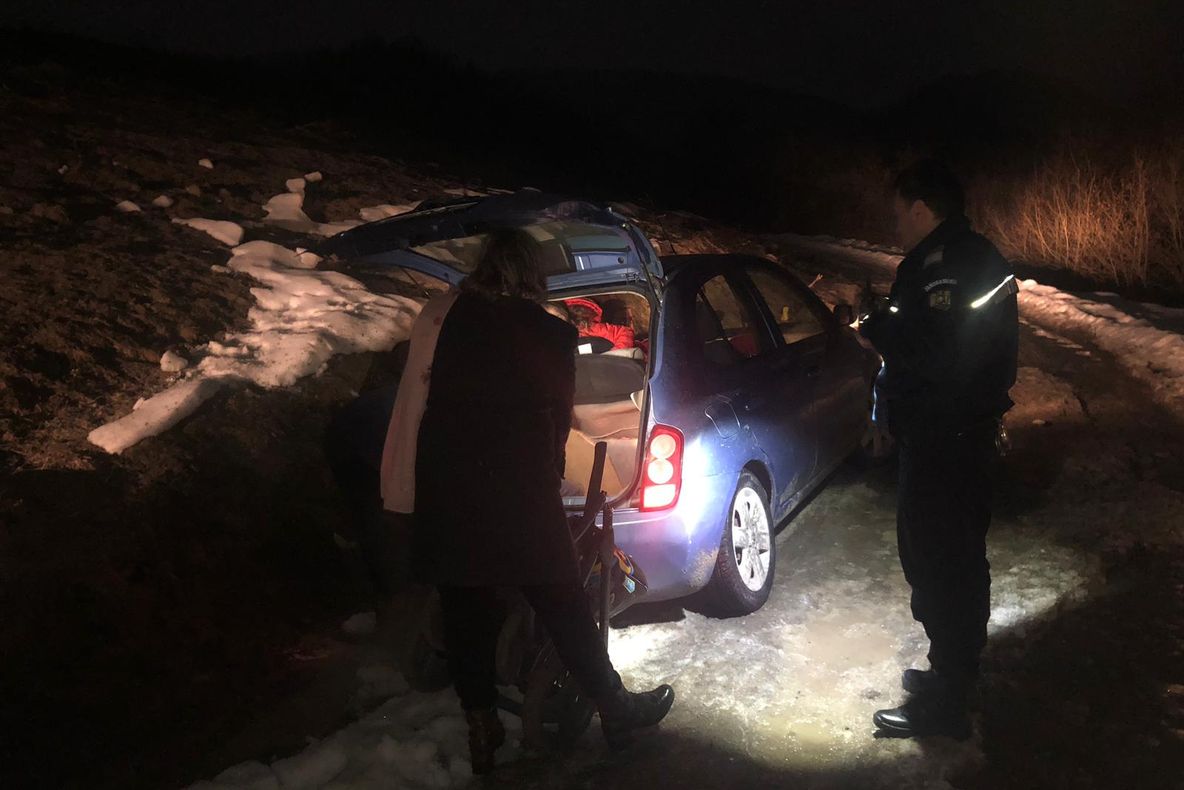 Pelerinaj la Mănăstirea Parva, cu probleme, după ce au ajuns pe un drum forestier! Două femei și trei copii din Dej, salvați de jandarmi