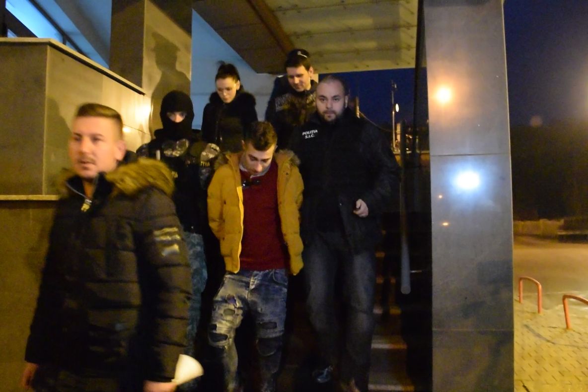 Doi tineri, suspectați că ar fi ucis un bătrân în apartamentul său din Bistrița, au fost reținuți