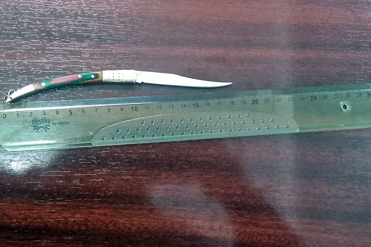 Incident grav la un liceu din Bistrița! Un elev și-a amenințat un coleg cu cuțitul chiar în curtea școlii