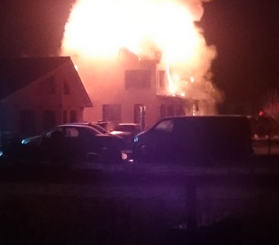 O casă din municipiul Bistrița a fost distrusă într-un puternic incendiu. Mai bine de două ore s-au luptat pompierii cu flăcările (FOTO/VIDEO)