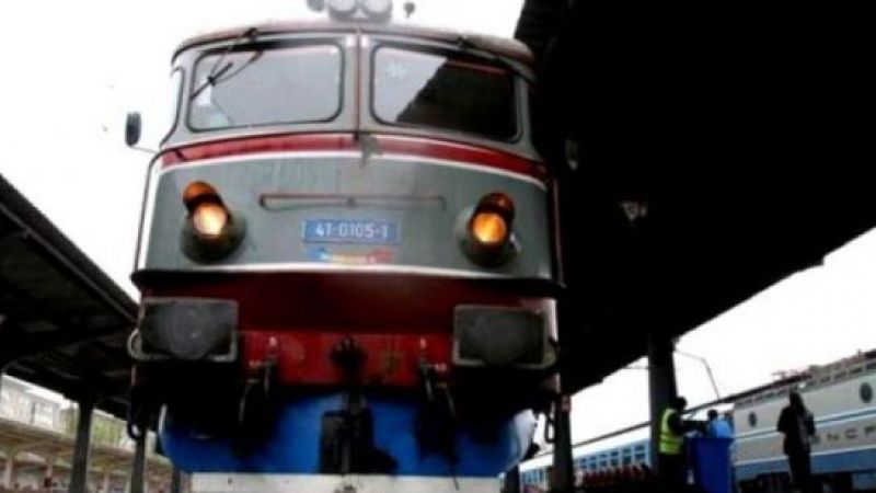 O camionetă a fost acroșată de un tren. Accidentul s-a produs la o trecere la nivel cu calea ferată din județul Bistrița-Năsăud