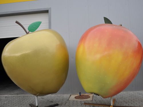 USR-iștii bistrițeni cer explicații Primăriei Bistrița cu privire la amplasarea unor mere gigant în diferite zone din oraș