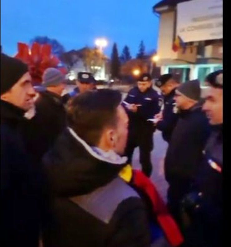 (VIDEO) Nu au fost lăsați să protesteze! Mai mulți bistrițeni, alungați de jandarmi