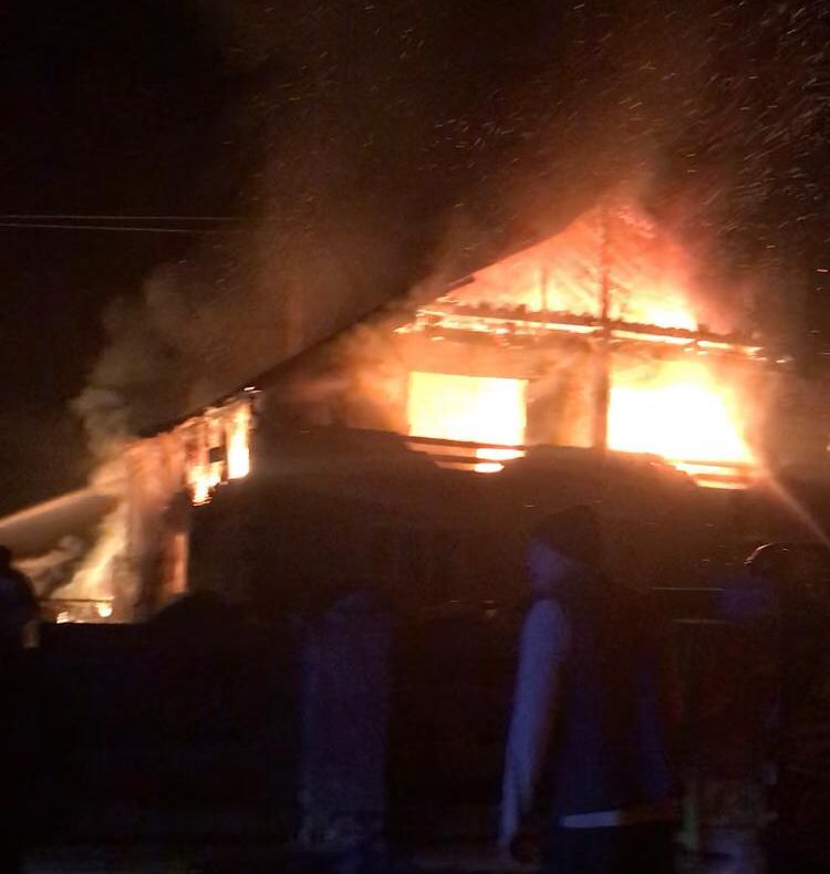 Casă cuprinsă de flăcări în localitatea Parva din Bistrița-Năsăud. O femeie a avut nevoie de îngrijiri medicale (FOTO/VIDEO)