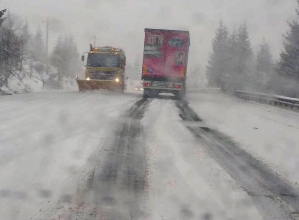 Iarna nu se dă dusă! E lapoviță și ninsoare în zona montană a județului Bistrița-Năsăud, iar traficul greu a fost restricționat pe DN 17 (FOTO/VIDEO)