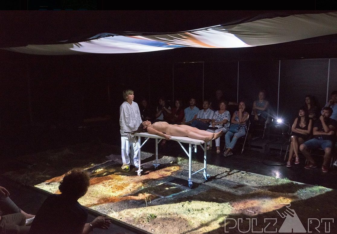 Dosar penal pentru comercializarea unor parfumuri contrafăcute