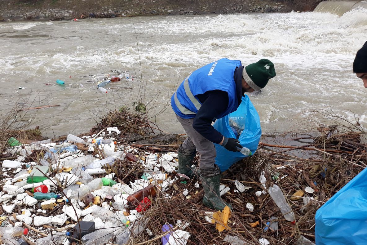 Acțiune de ecologizare în Bistrița, pe malurile râului Bistrița Ardeleană (FOTO)