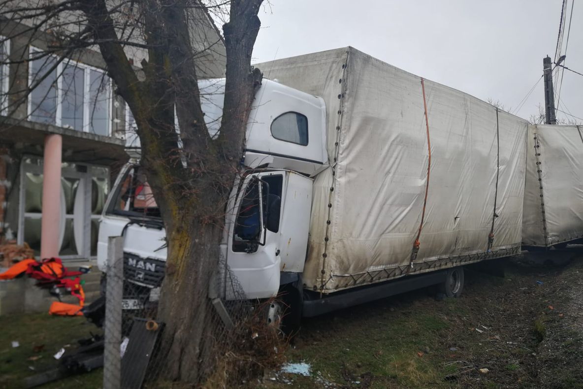 Camion intrat într-un copac, pe un drum județean din Bistrița-Năsăud (FOTO)