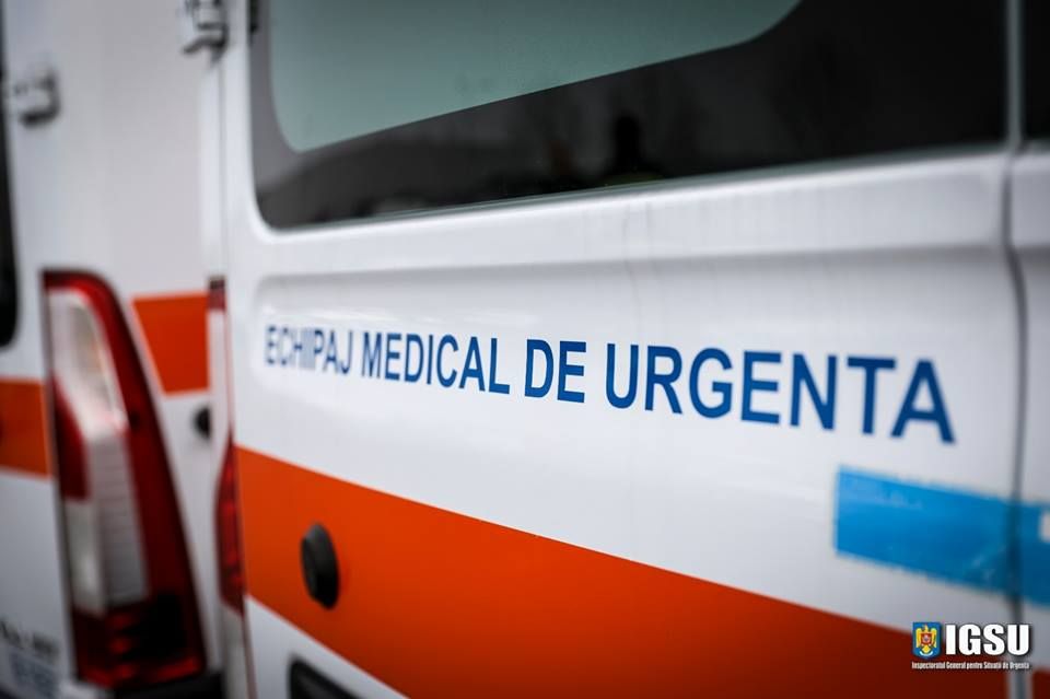 O fetiță a ajuns la spital după ce a fost accidentată pe trecerea de pietoni