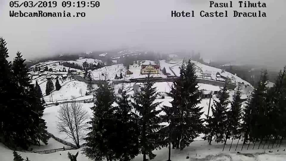 Lapoviță și ninsoare în Pasul Tihuța din Bistrița-Năsăud. Șoferii, rugați să circule cu prudență