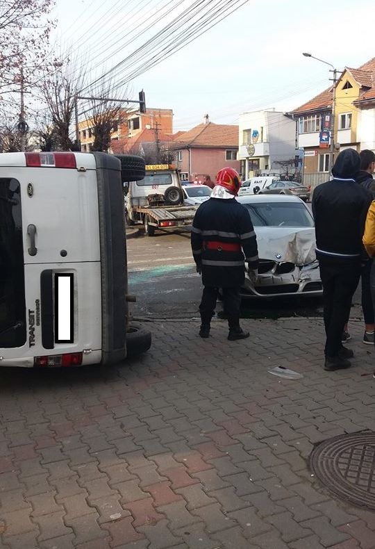 Trei persoane au fost implicate într-un accident rutier produs în municipiul Bistrița (FOTO)