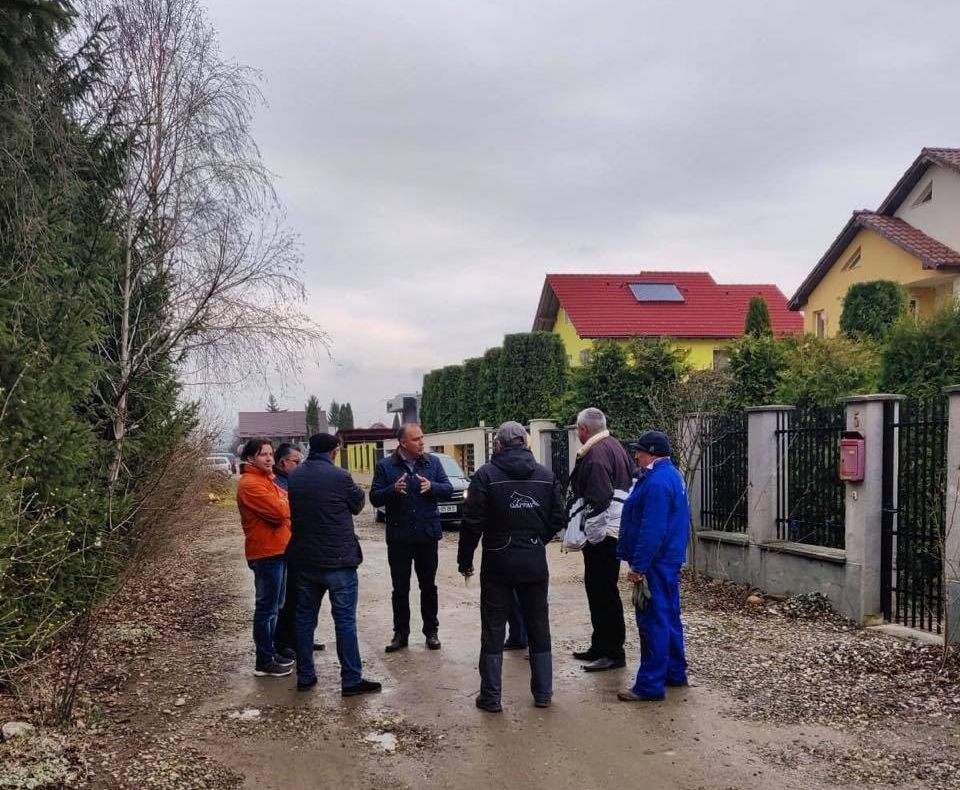 Bistrițenii care locuiesc pe străzi private, la discuții cu viceprimarul Cristian Niculae (FOTO)
