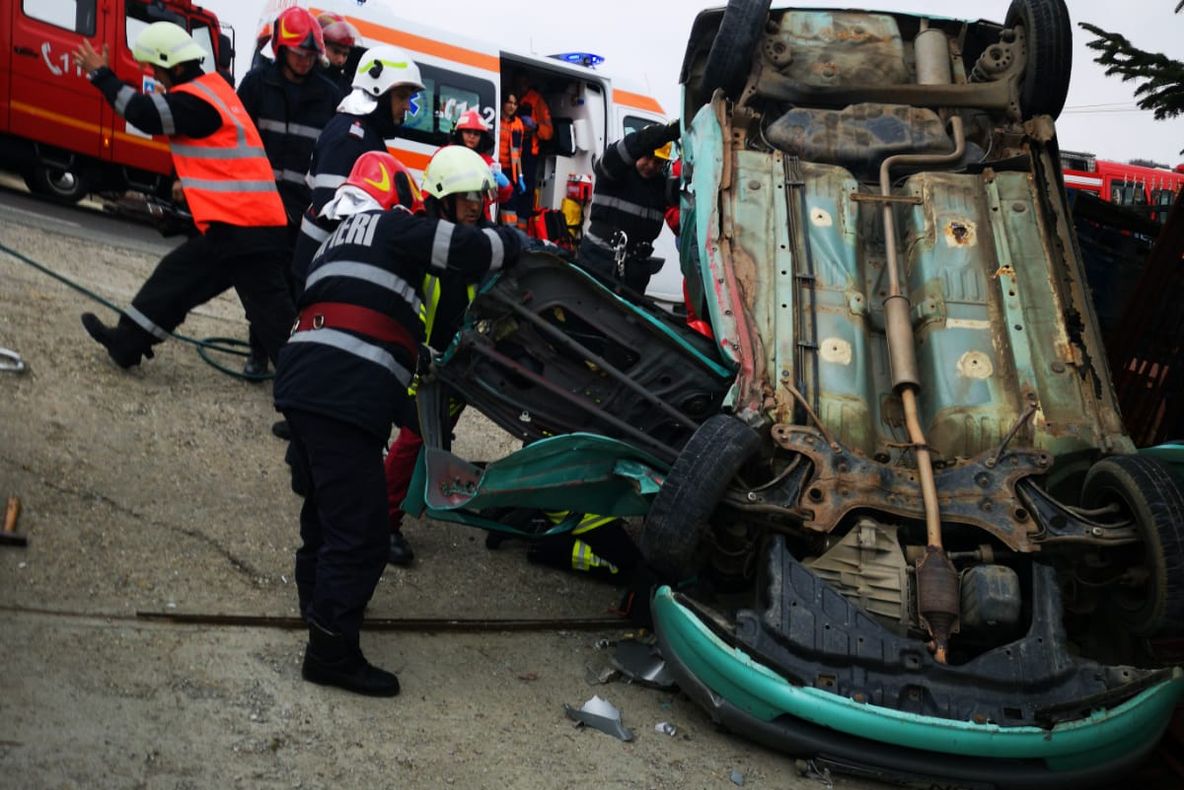 Două persoane încarcerate, în urma unui accident rutier produs în Bistrița-Năsăud (FOTO/VIDEO)