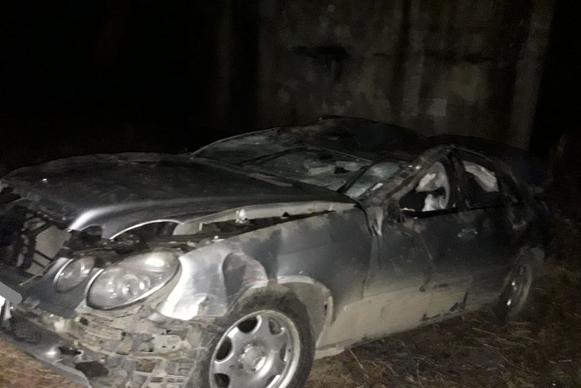 Patru persoane au fost rănite într-un accident produs în Bistrița-Năsăud. Mașina în care se aflau ar fi căzut de pe un pod (FOTO)
