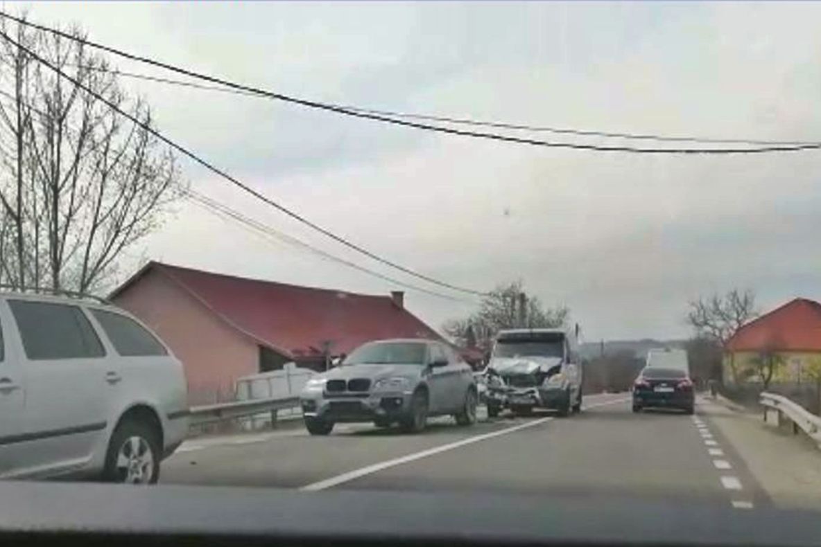 (FOTO/VIDEO) Carambol pe DN 17, în Coldău! Un copil de un an a ajuns la spital