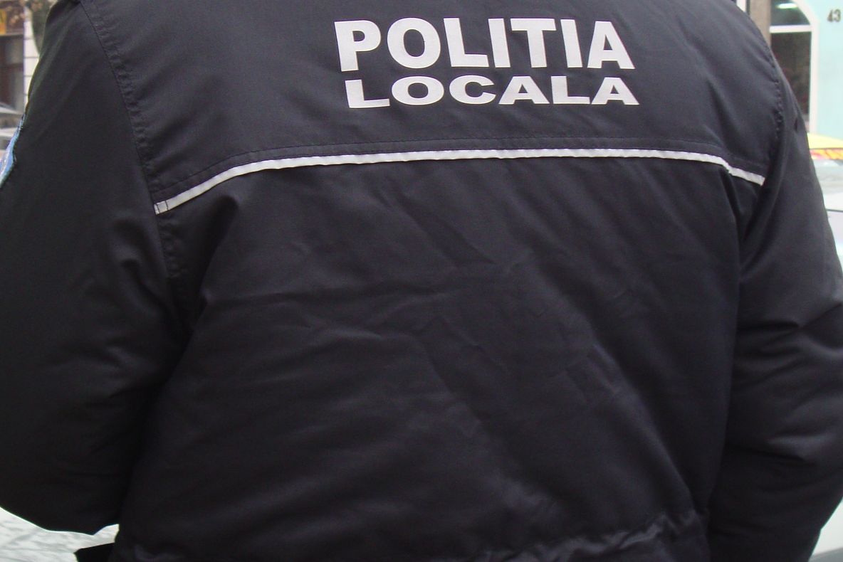 Polițiștii locali din Bistrița au prins trei persoane despre care există suspiciuni că ar fi consumat , într-un spațiu public, substanțe interzise
