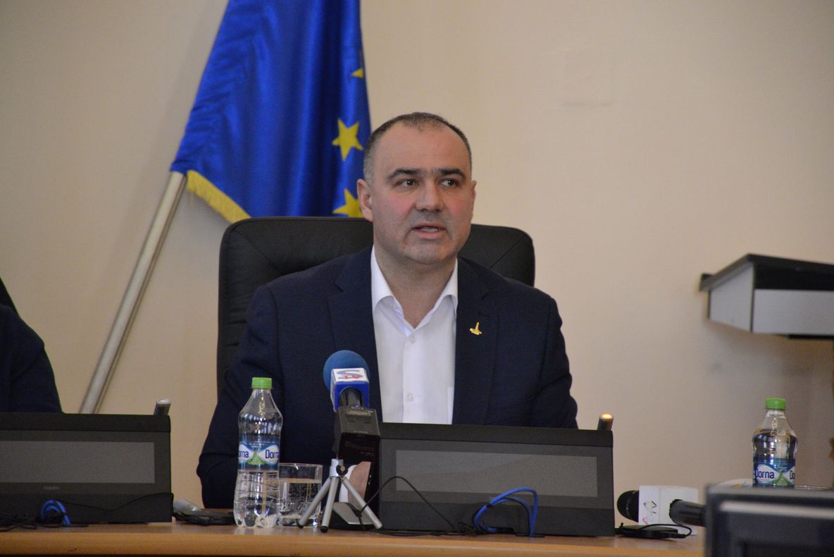 Pe 47 de străzi deja asfaltate din municipiul Bistrița se va turna un nou strat de asfalt, din bordură în bordură (VIDEO)