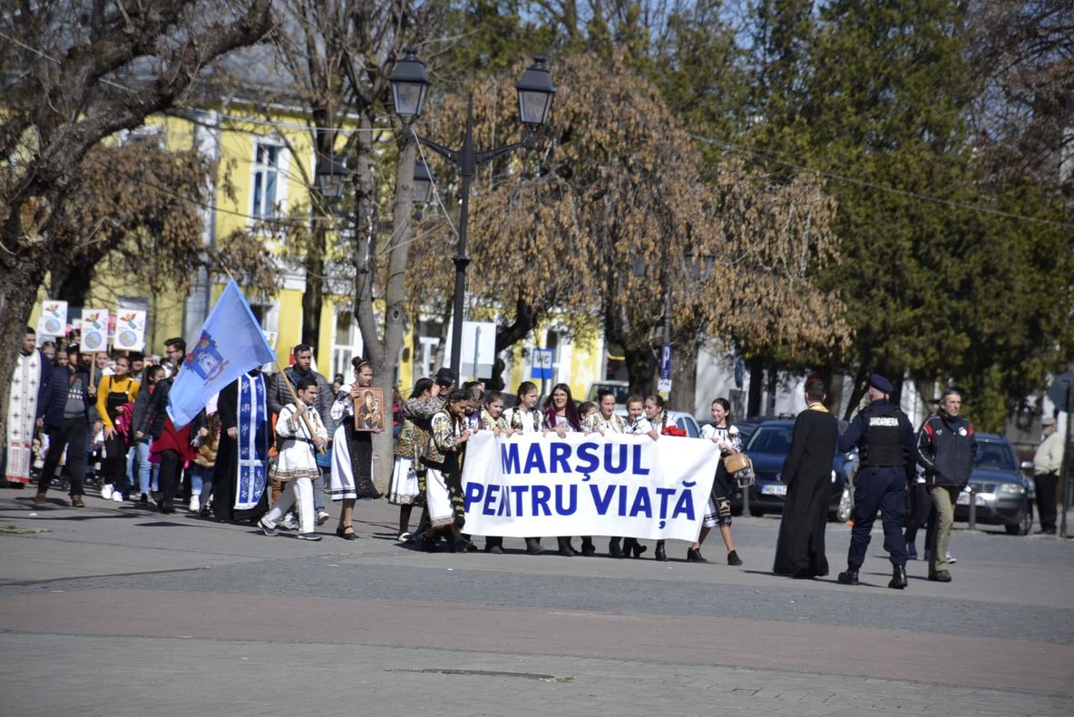 Număr mare de participanți la ”Marșul pentru viață” din municipiul Bistrița (FOTO/VIDEO)