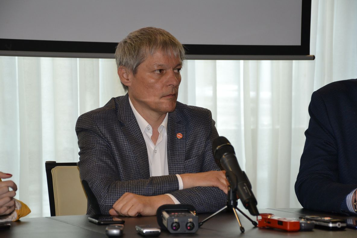 Cioloș despre reacțiile premierului Dăncilă cu privire la mutarea ambasadei României de la Tel Aviv la Ierusalim: E ridicolă! Nu e conștientă de responsabilitatea pe care i-a dat-o domnul Dragnea în traistă