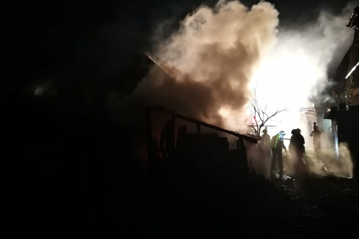 Magazia unei case nelocuite din Bistrița a  luat foc