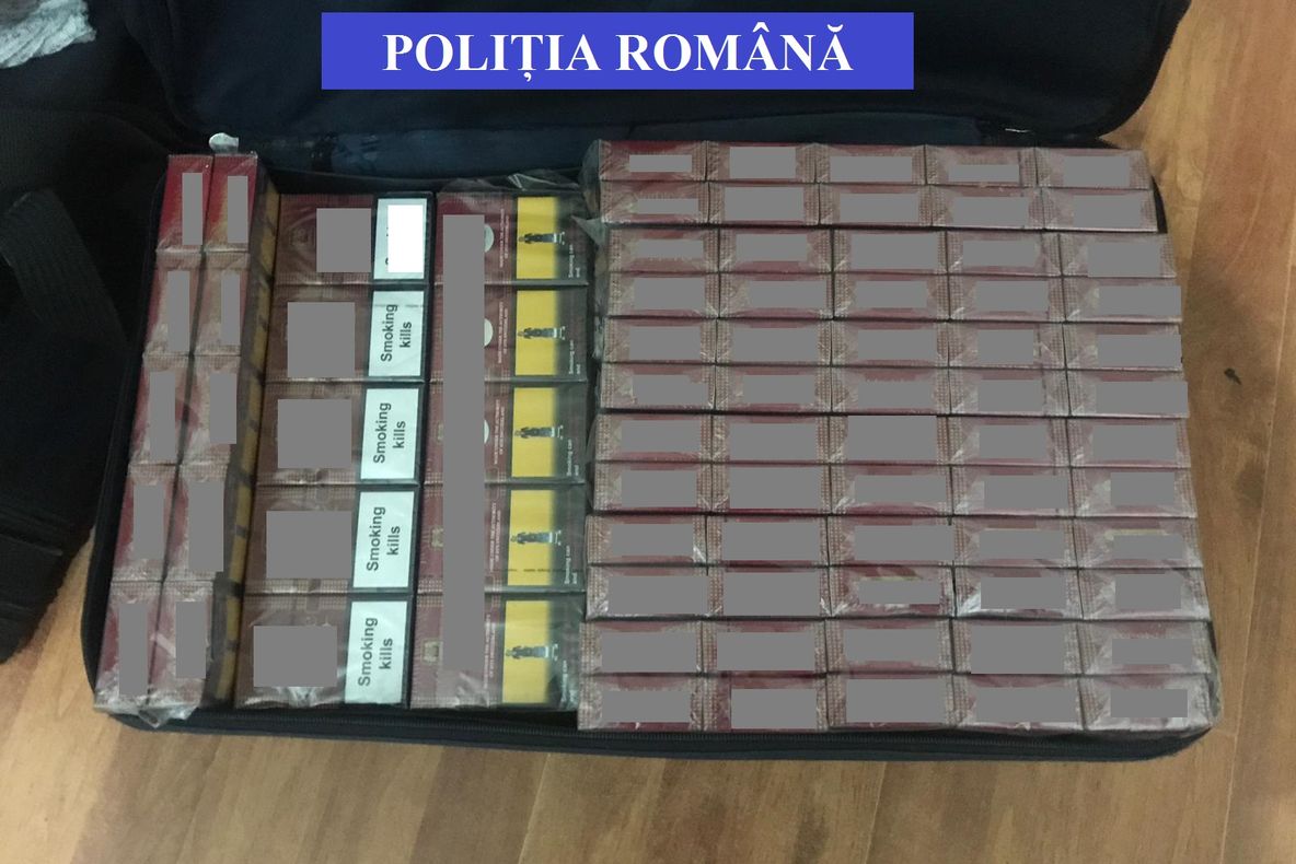 Doi maramureșeni, prinși în tren de polițiștii bistrițeni cu țigări de contrabandă