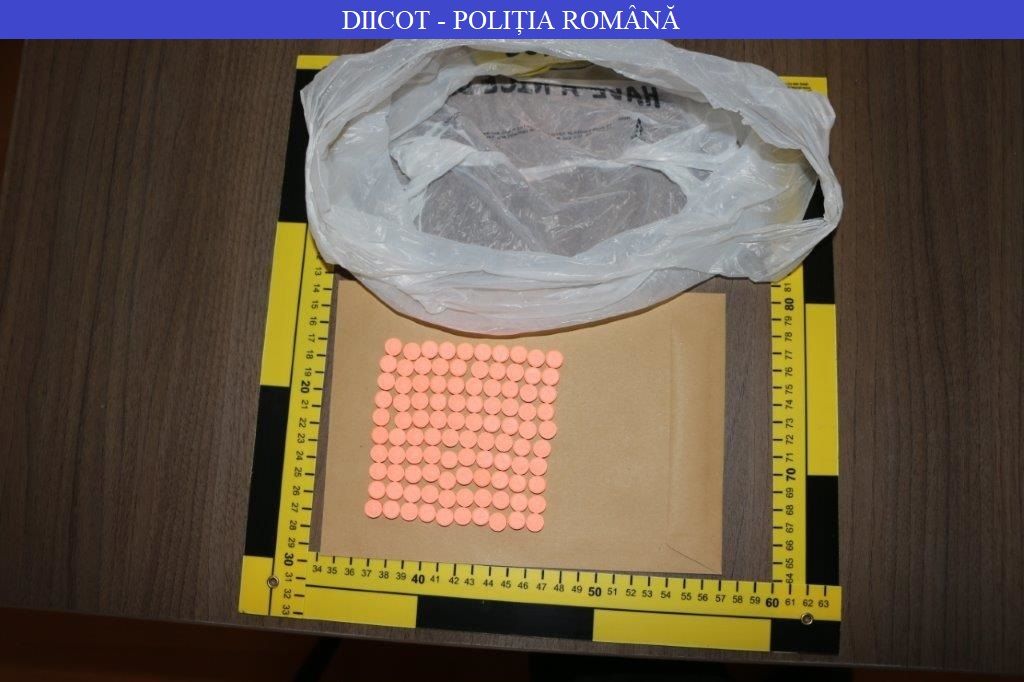 (FOTO/VIDEO) Doi bistrițeni, prinși în flagrant de procurorii DIICOT Vrancea, în timp ce vindeau droguri în Beclean