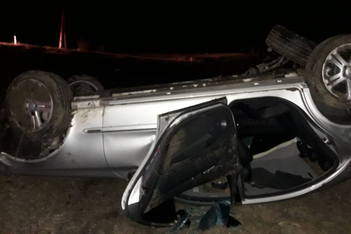 Accident rutier într-un sat din Bistrița-Năsăud! Un autoturism s-a răsturnat, două persoane au ajuns la spital