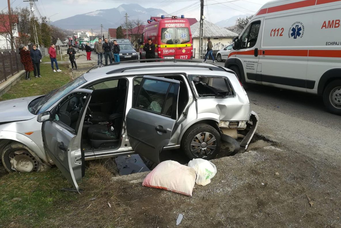 Accident rutier pe DN 17, la Tiha Bîrgăului! Patru persoane, printre care doi minori, au ajuns la spital