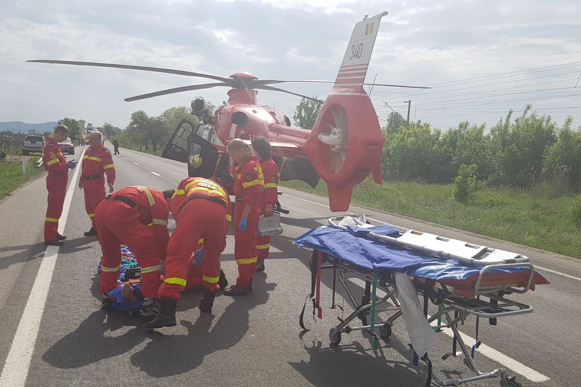 Copil de 8 ani, accidentat de o mașină, preluat de un elicopter SMURD